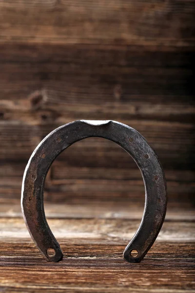 Ahşap arka planda paslı at nalı