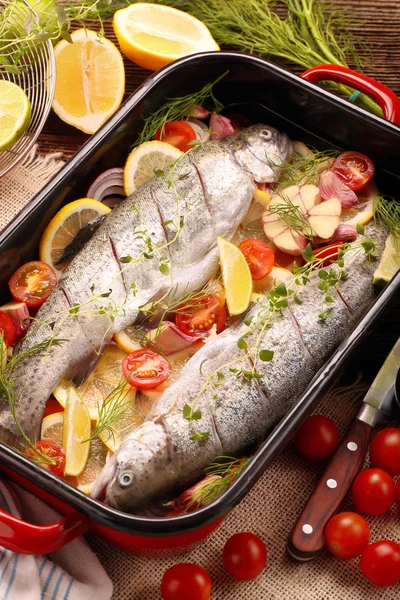Сырая рыба с овощами в кастрюле, готовая к выпечке — стоковое фото