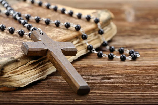 Very old holy bible and wooden cross — Stock Photo, Image