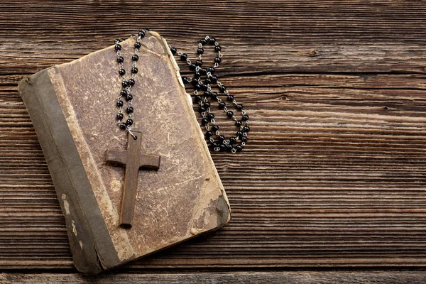 Biblia muy antigua y cruz de madera —  Fotos de Stock