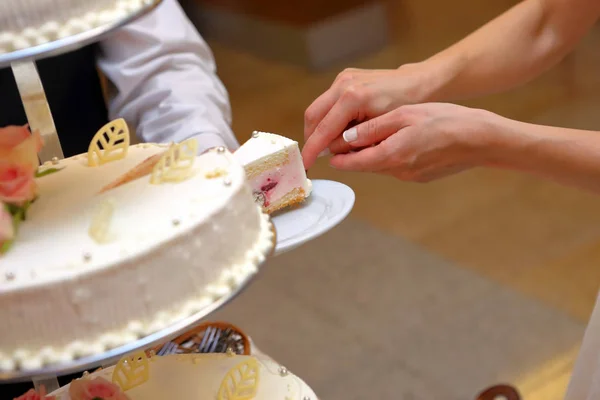 Bolo de casamento branco com morango — Fotografia de Stock