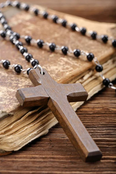 非常に古い聖書と木製の十字架 — ストック写真