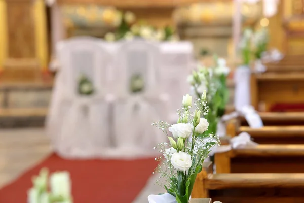 Flores de decoración en la iglesia antes de la ceremonia de boda — Foto de Stock
