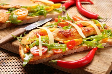 Tavuklu sandviç roka ile taze ekmek üzerinde