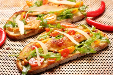 Tavuklu sandviç roka ile taze ekmek üzerinde