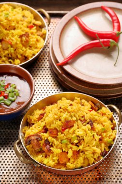 Basmati pirinç paslanmaz tavada kızarmış tavuk