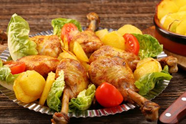Tavuk budu ve pişmiş dereotu patates sebze salatası ile
