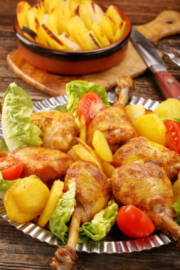 Tavuk budu ve pişmiş dereotu patates sebze salatası ile