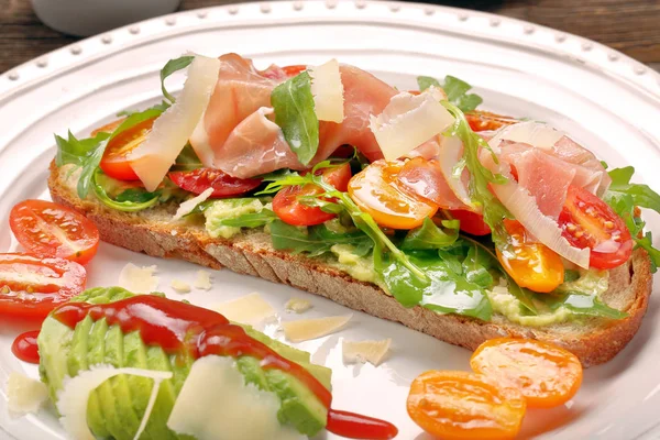 Avocado smörgås på färskt bröd med ruccola — Stockfoto