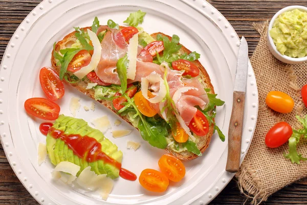 Avocado-Sandwich auf frischem Brot mit Rucola — Stockfoto