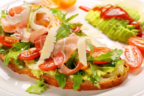 Avocado smörgås på färskt bröd med ruccola — Stockfoto