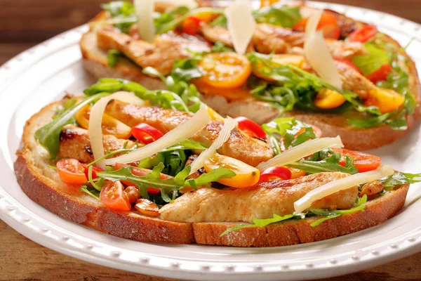 Tavuklu sandviç roka ile taze ekmek üzerinde