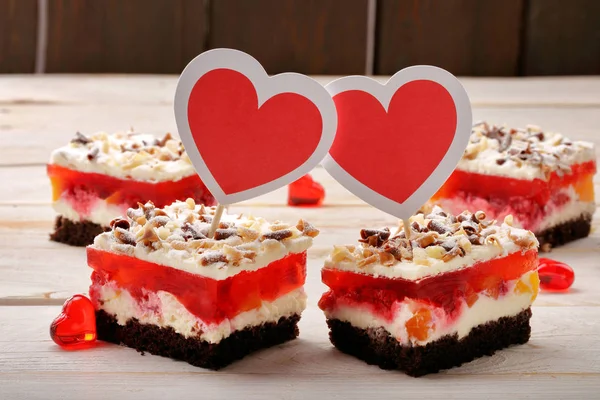 Na を作成するための空のスペースでバレンタインデーのおいしいケーキ — ストック写真