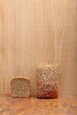 Sağlıklı ekmek ile tohum ahşap arka plan ve boş alan fo