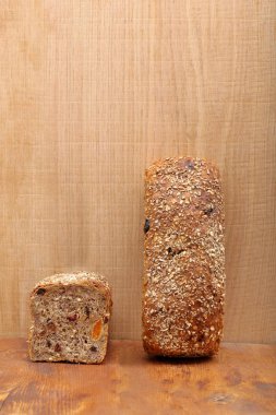 Tohum ve kuruyemiş ahşap arka plan üzerinde sağlıklı ekmek