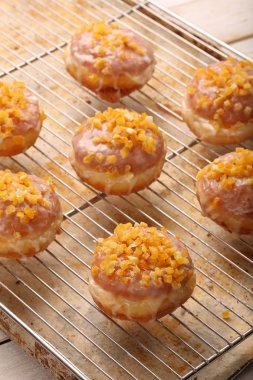 Gül likör ve turuncu ile geleneksel Lehçe ev yapımı çörek