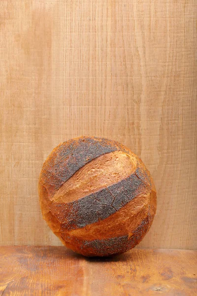 Zdrowy chleb z makiem na podłoże drewniane i pusty sp — Zdjęcie stockowe