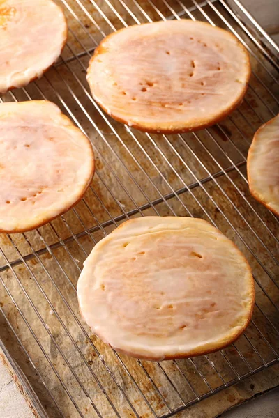 Semmelkuchen mit Sahnehäubchen — Stockfoto