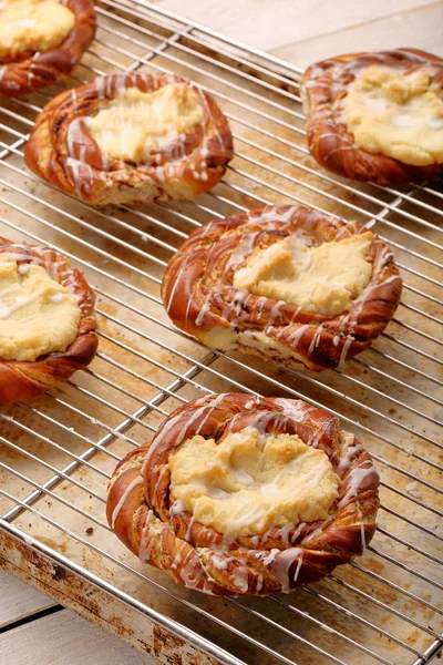 Bun pie with crumble and icing — Stock Photo, Image