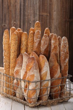 Baget ekmek içinde metal sepet içinde farklı türleri