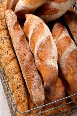 Baget ekmek içinde metal sepet içinde farklı türleri