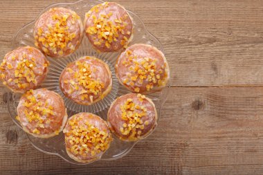 Gül likör ve turuncu ile geleneksel Lehçe ev yapımı çörek