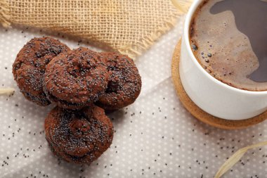 Poppy ile kahve fincan fincan masada kurabiye tohum