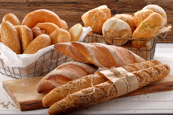 Diversi tipi di pane su sfondo di legno — Foto Stock