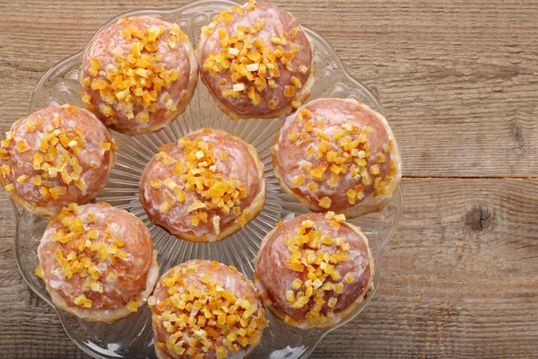 Traditionelle polnische hausgemachte Donuts mit Rosenlikör und Orange — Stockfoto