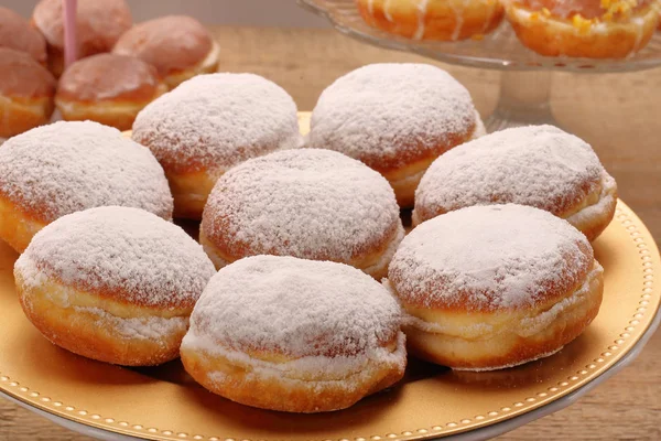 Donuts tradicionales polacos con licor y azúcar —  Fotos de Stock