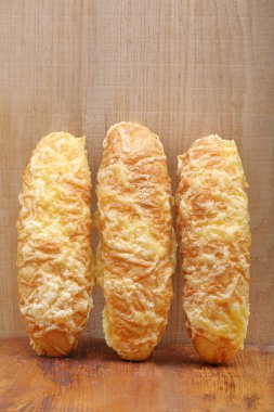 Metin için boş yer ahşap zemin üzerine peynir rulo