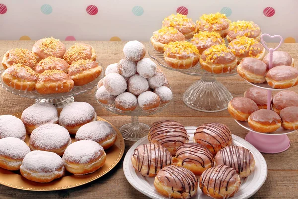 Donuts kek ahşap masa üzerinde farklı türleri