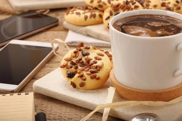 Kopp kaffekopp med krispigt cookie på bordet och smart pho — Stockfoto