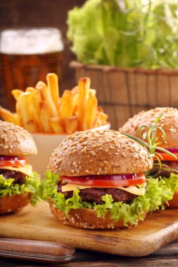 Sığır eti ve taze sebze ile hamburger