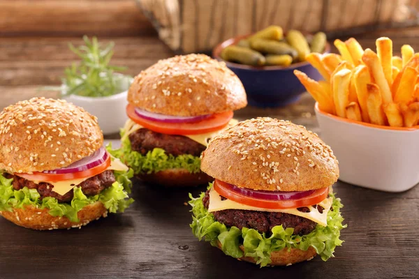 Hambúrguer com carne de vaca e legumes frescos — Fotografia de Stock