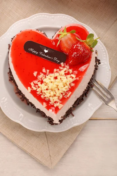 Delicioso bolo de creme em forma de coração — Fotografia de Stock