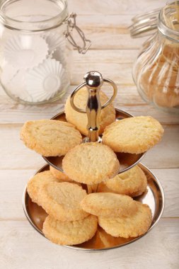 Masanın üzerinde çıtır kurabiye