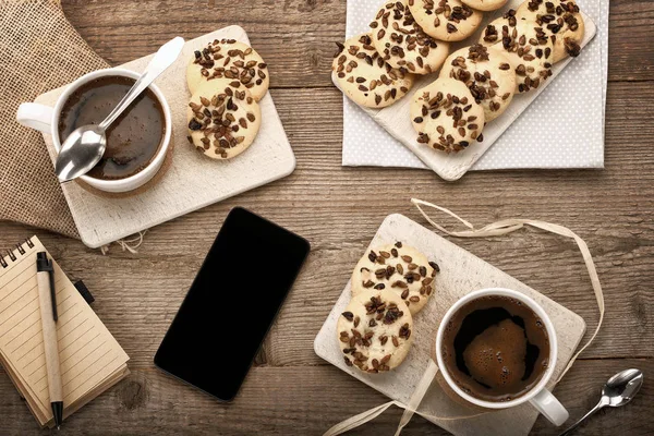 Kopp kaffekopp med krispigt cookie på bordet — Stockfoto