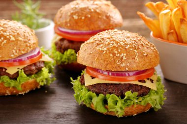 Sığır eti ve taze sebze ile hamburger