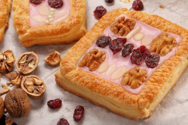 Mazurek geleneksel Lehçe Paskalya kek ahşap arka plan üzerinde