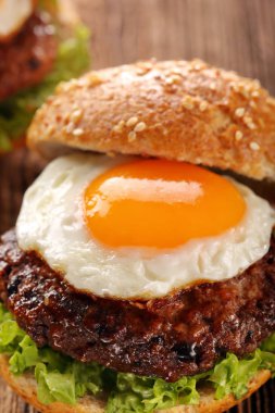 Sığır eti ve yumurta ile hamburger