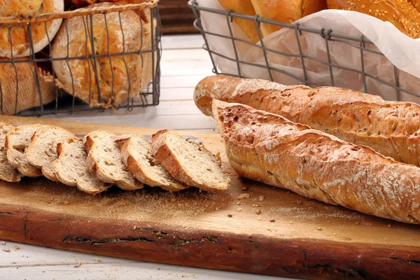 Διαφορετικών ειδών ψωμιού σε φόντο ξύλινη — Φωτογραφία Αρχείου