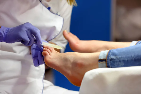 Процедура педикюрних нігтів в салоні краси — стокове фото