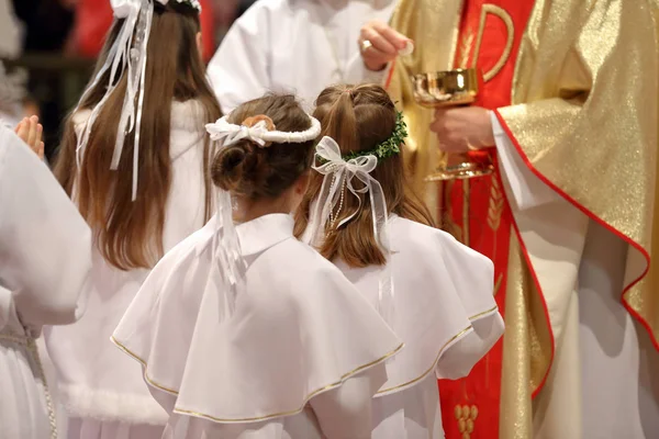 Kinderen gaan naar de eerste heilige communie — Stockfoto