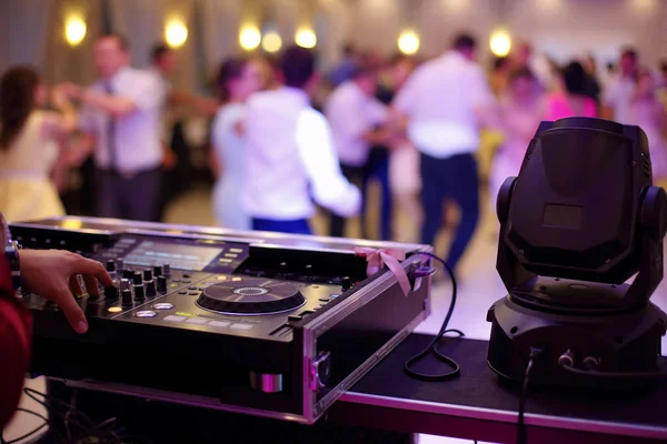 Parejas bailando durante la fiesta o la boda — Foto de Stock