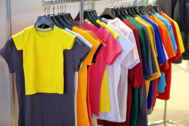 Satır metin için boş alan ile deposundaki t-shirt