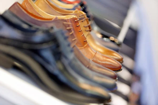 Wiersz, męskie buty w szafie lub sklepu — Zdjęcie stockowe