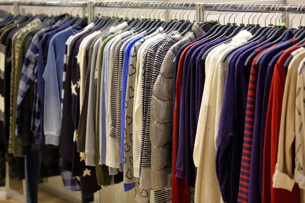 Fila de roupas penduradas na loja — Fotografia de Stock