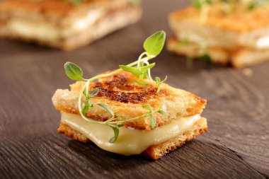 Taze ekmek peynir ve otlar ile