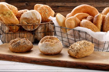 Ahşap arka plan üzerinde rulo farklı türleri